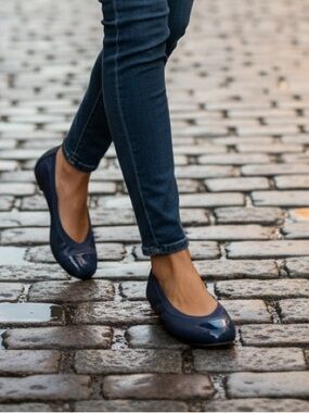 Pretty Ballerinas Shirley navy leather cap toe flats size 37.5